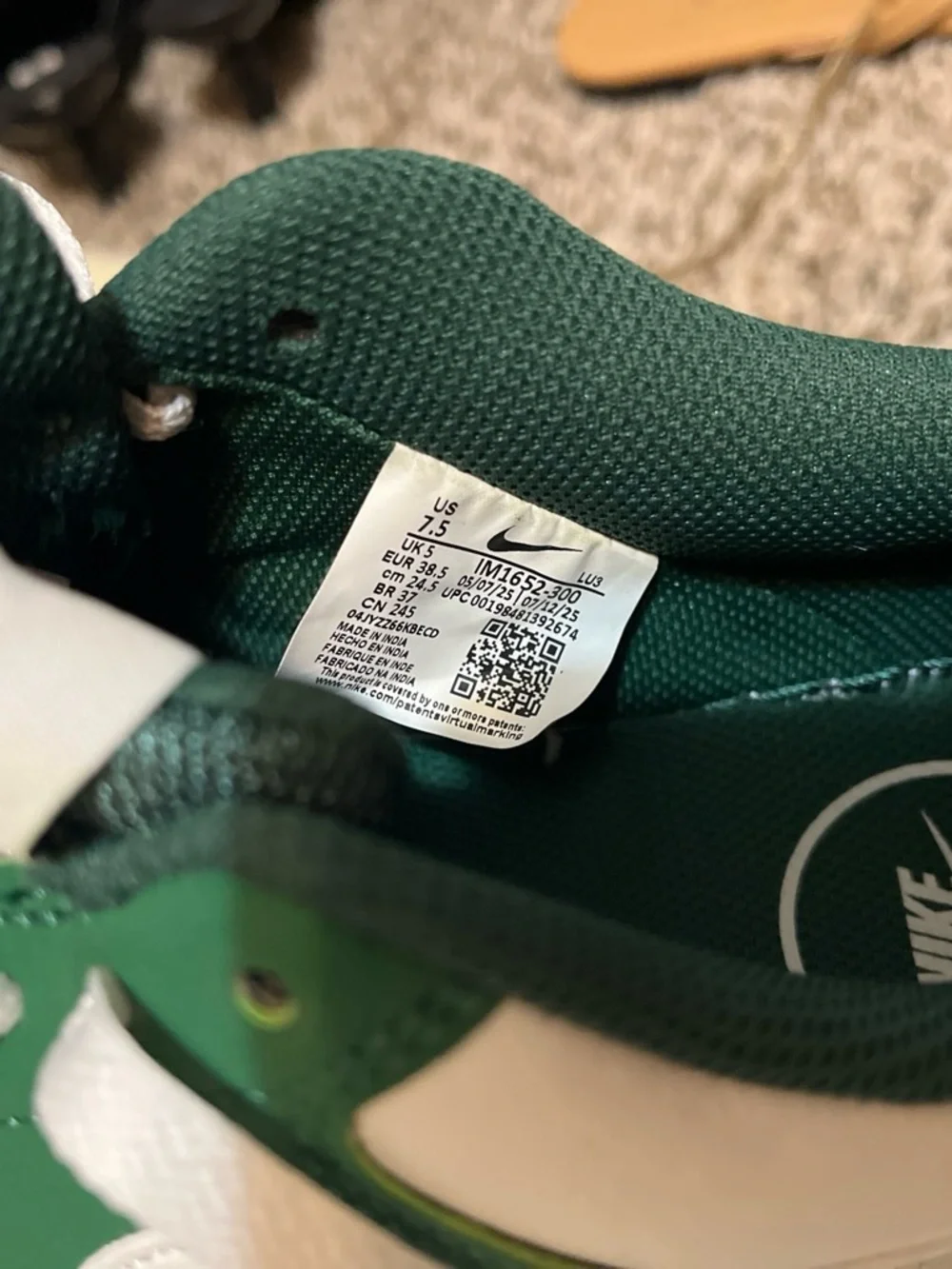 Nike Men’s Low-Top Sneakers in White and Green